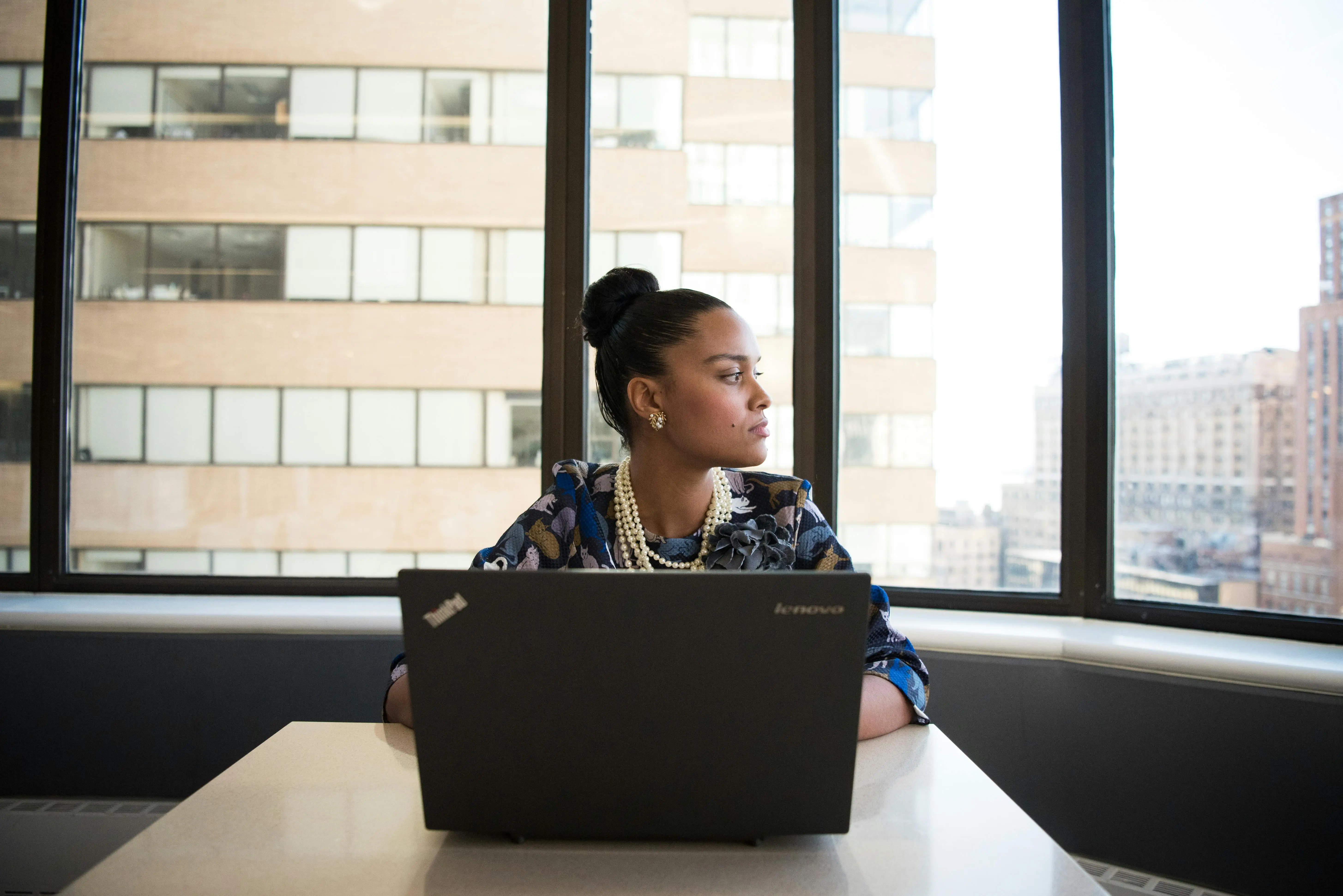 ¿Las mujeres acceden menos a los bancos que los hombres? image